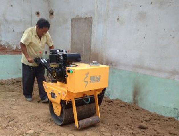 點擊查看詳細信息<br>標題：手扶式單輪壓路機工作照 閱讀次數(shù)：12196